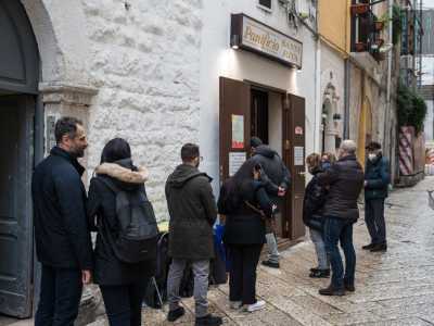 Terminiamo il tour in strada dei Dottula, dove regna dal 1921 il panificio �Santa Rita�. Superata la lunga coda di avventori che aspettano il loro turno per entrare...
